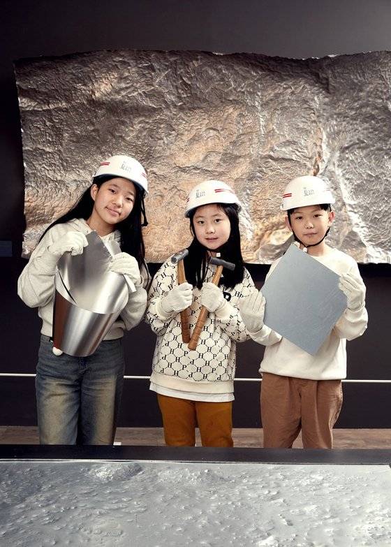 철은 탄소 함유량 조절 및 다른 금속 원소와의 결합 여부에 따라 다양한 용도로 활용할 수 있다.