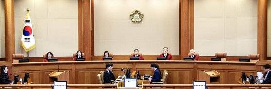 문형배 헌법재판소장 권한대행과 재판관들이 지난 10일 오후 서울 종로구 헌법재판소 대심판정에서 열린 선거관리위원회 ‘채용비리 감사’ 권한쟁의심판 공개변론에 입장해 착석해 있다. 재판관 9명 중 3명의 자리가 공석으로 비어있다. 왼쪽부터 김복형·정정미·이미선·문형배·김형두·정형식 헌법재판관. 연합뉴스