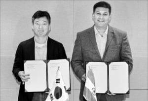 김윤구 현대오토에버 사장(왼쪽)과 로한 베르마 맵마이인디아 사장이 합작법인 설립 협약서를 들어보이고 있다. 현대오토에버 제공