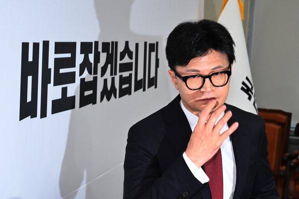 국민의힘 한동훈 대표가 12일 국회에서 열린 긴급 기자회견을 마치고 퇴장하고 있다. 김정록 기자