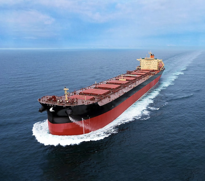 HD현대 아비커스의 대형선박용 자율운항 솔루션 '하이나스 컨트롤(HiNAS Control)'이 적용된 에이치라인해운 선박. HD현대