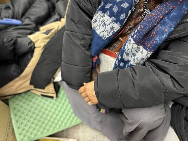 ▲지난 9일 오전 미디어오늘이 서울역 지하보도에서 만난 A씨.서울역에서 거주한 지 1년 가량 된 A씨는 올해 6월부터 본격적으로인터넷 방송인들이 찾아왔다고 전했다. 사진=윤유경 기자.