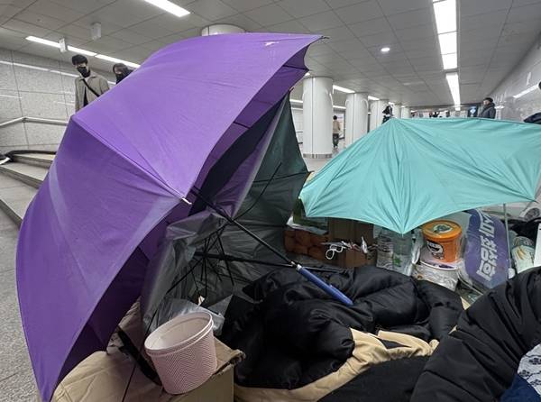 ▲지난 9일 오전 미디어오늘이 서울역 지하보도에서 만난 A씨의 보금자리.A씨의 보금자리엔 유튜버 등 인터넷 방송인들로부터 자신을 보호하기 위한 우산 세 개가 펼쳐져 있었다. 사진=윤유경 기자.