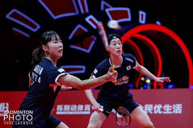'HSBC 세계배드민턴연맹(BWF) 월드 투어 파이널 2024' 여자 복식 정상에 오른 백하나(왼쪽)-이소희. 대한배드민턴협회
