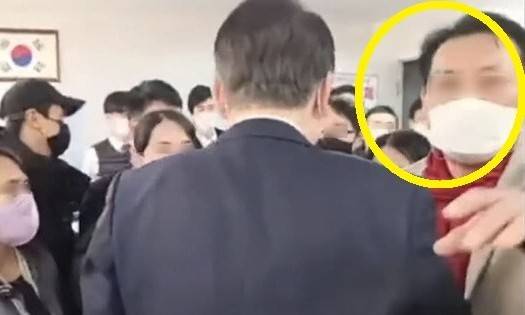 무속인 건진법사(맨 오른쪽)가 지난 2022년 선거대책본부 산하 네트워크 본부 사무실을 방문한 당시 윤석열 국민의힘 대선 후보를 안내하고 있다. 유튜브 화면 갈무리