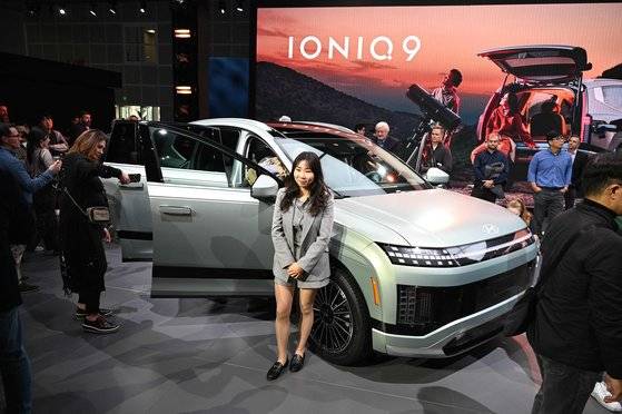 지난달 열린 LA오토쇼에 전시된 현대차 아이오닉9. AFP=연합뉴스