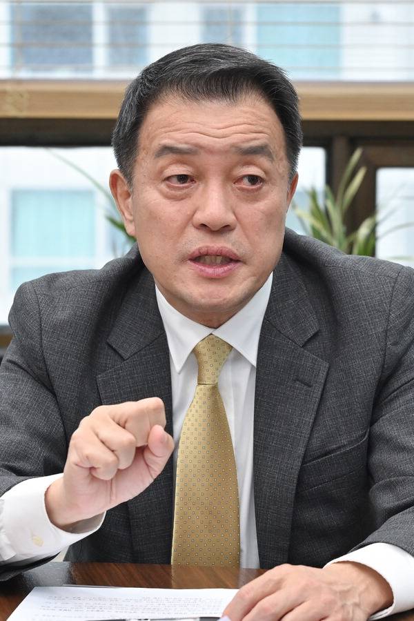 윤준호 경기도 정무수석이 경기도와 부산의 강점이 만나 생길 효과에 대해 설명하고 있다. 김정록 기자
