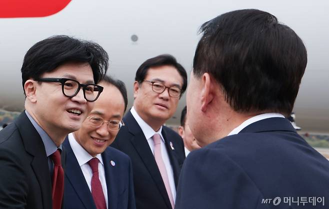 APEC 정상회의(페루)와 G20 정상회의(브라질) 참석차 출국하는 윤석열 대통령이 14일 경기 성남 서울공항에 도착해 국민의힘 한동훈 대표, 추경호 원내대표, 정진석 비서실장 등의 환송을 받고 있다. 2024.11.14. /사진=뉴시스 /사진=조수정