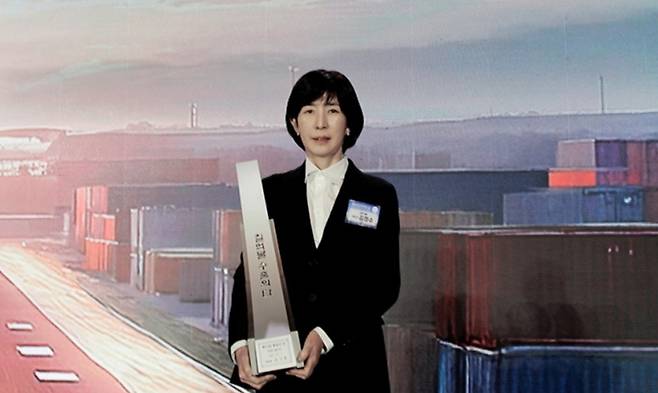 김정수 삼양식품 부회장이 이달초 '무역의 날' 기념식에서 7억불 수출탑을 수상하고 기념촬영을 하고 있다./사진=삼양식품