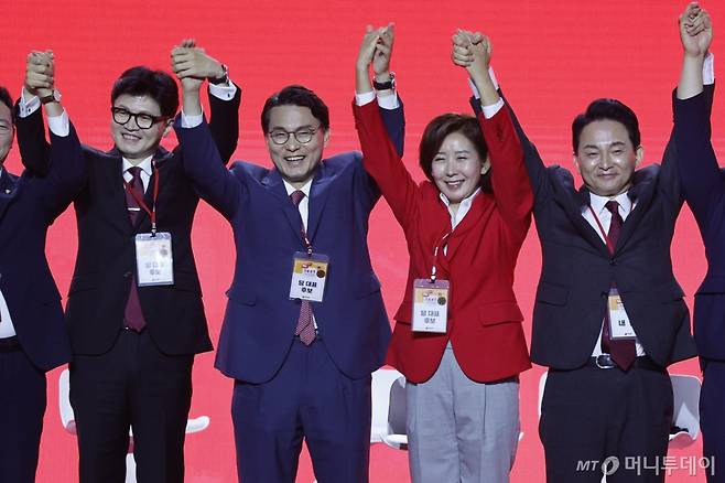 (서울=뉴스1) 안은나 기자 = 한동훈(왼쪽부터), 윤상현, 나경원, 원희룡 국민의힘 당대표 후보가 23일 오후 경기 고양시 일산서구 킨텍스에서 열린 국민의힘 제4차 전당대회에서 'AI 힘이와 함께하는 NEXT 혁신토크' 마치고 기념촬영을 하고 있다. 2024.7.23/뉴스1 Copyright (C) 뉴스1. All rights reserved. 무단 전재 및 재배포, AI학습 이용 금지. /사진=(서울=뉴스1) 안은나 기자