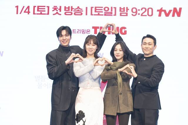 '별들에게 물어봐'는 오는 2025년 1월 4일 오후 9시 20분 첫 방송한다. /tvN