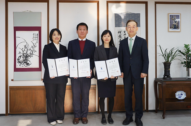 2024년 우수 국선변호인으로 선정된 이남주·김진영·유상수 국선변호인과 김정중 서울중앙지방법원장.(왼쪽부터) /사진=서울중앙지법