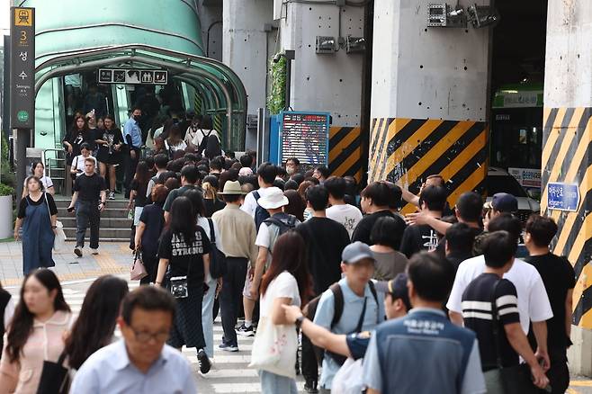 지난 여름 퇴근하려는 시민들로 붐비는 서울 지하철 2호선 성수역 3번 출구./연합뉴스