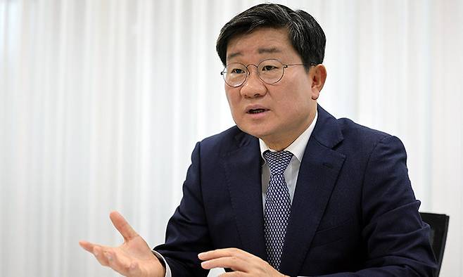 윤석열 대통령의 탄핵소추안이 가결된 지 이틀 지난 16일 만난 전해철 경기도 도정자문위원장은 “제왕적 대통령제의 폐해와 승자독식의 소선거구제 한계 때문에 지난 20년간 세 차례 대통령 탄핵안 가결을 겪는 비극을 겪었다”며 “정치권은 당장 4년 중임제 등 개헌 논의에 착수해야 한다”고 강조한다. 이재문 기자