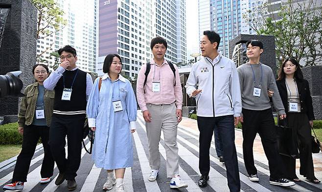 오세훈 서울시장이 10월 서울 강동구 올림픽파크포레온에서 열린 ‘미리내집(장기전세주택Ⅱ)’ 입주 예정자들과 단지를 둘러보고 있다. (사진=서울시)
