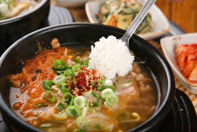 콩나물국밥은 주먹밥이 먹기 좋도록 따뜻한 콩나물국을 여러 번 끼얹어 데워주던 것에서 유래했다. 게티이미지뱅크