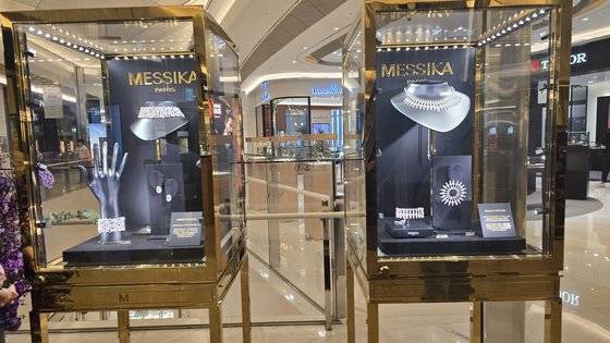하이 주얼리 브랜드 '메시카'의 제품들이 전시돼 있다. 팔찌, 목걸이, 귀걸이 등은 한 제품당 수억원에 달한다. 사진 이수정 기자