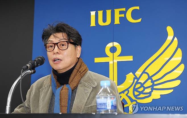 발언하는 최대혁 위원장 (인천=연합뉴스) 임순석 기자 = 19일 오후 인천축구전용경기장에서 열린 프로축구 인천 유나이티드 비상혁신위원회 기자회견에서 최대혁 위원장이 발언하고 있다.
시민 프로축구단인 인천 유나이티드는 K리그 2부 강등 후 경쟁력 강화를 위해 '비상(飛上)혁신위원회'를 운영하고 있다. 2024.12.19 soonseok02@yna.co.kr