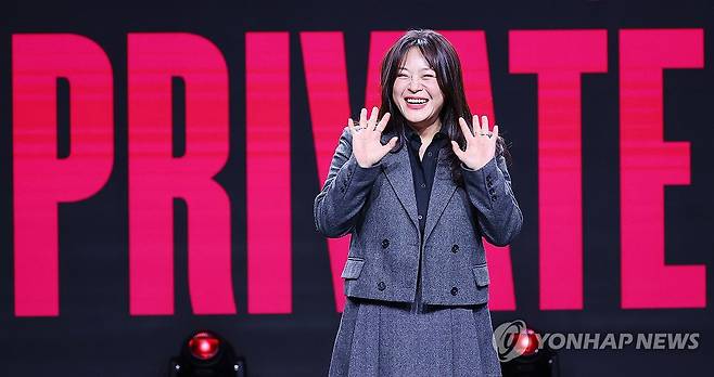 정규 3집 '프라이빗'으로 컴백한 이영현 (서울=연합뉴스) 진연수 기자 = 가수 이영현이 19일 오후 서울 강남구 일지아트홀에서 열린 정규 3집 '프라이빗(PRIVATE)' 발매 기자간담회에서 포즈를 취하고 있다. 2024.12.19 jin90@yna.co.kr