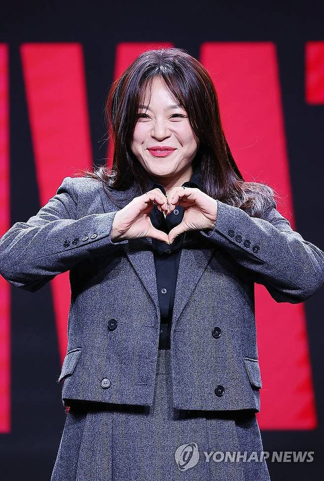 이영현 '사랑합니다' (서울=연합뉴스) 진연수 기자 = 가수 이영현이 19일 오후 서울 강남구 일지아트홀에서 열린 정규 3집 '프라이빗(PRIVATE)' 발매 기자간담회에서 포즈를 취하고 있다. 2024.12.19 jin90@yna.co.kr