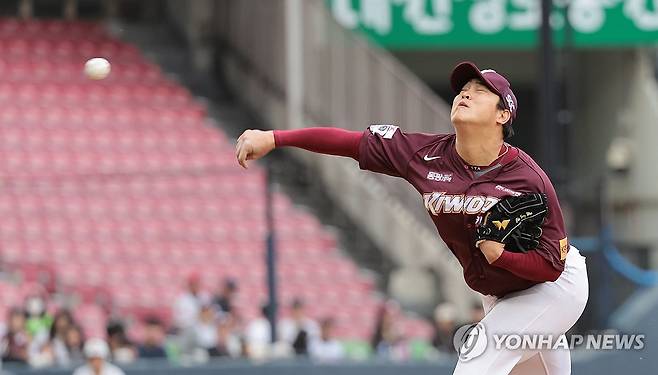 역투하는 키움 조상우 (서울=연합뉴스) 김인철 기자 = 21일 서울 잠실야구장에서 열린 2024 KBO 프로야구 키움 히어로즈와 두산 베어스의 경기. 8회말 교체된 키움 조상우가 역투하고 있다. 2024.4.21 yatoya@yna.co.kr