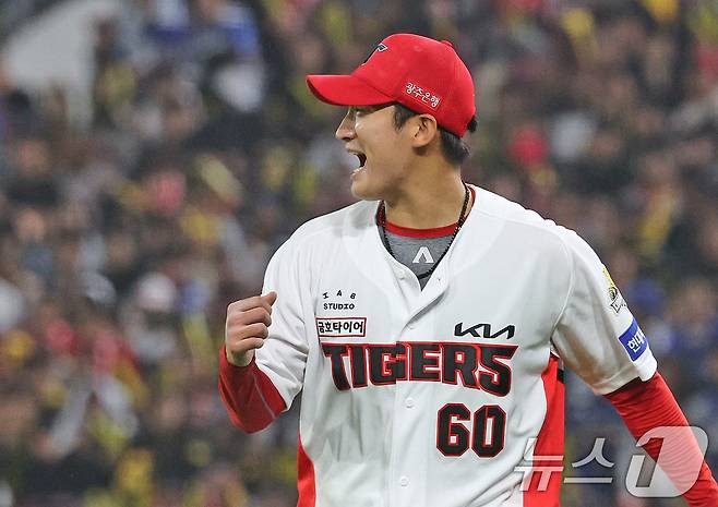 28일 오후 광주 기아챔피언스필드에서 열린 프로야구 '2024 신한 SOL 뱅크 KBO 포스트시즌' 한국시리즈 5차전 삼성 라이온즈와 KIA 타이거즈의 경기 5회초 KIA 중간계투 김도현이 무실점으로 이닝을 마친 뒤 환호하고 있다. 2024.10.28/뉴스1 ⓒ News1 장수영 기자