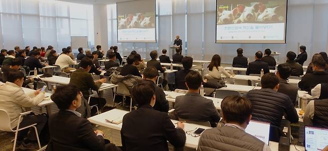 도드람양돈농협과 (주)선진은 19일 서울 강동구 도드람타워에서 ‘한돈산업에 혁신을 불어넣다; 글로벌 양돈산업 트렌드와 한국 양돈농가의 도전’을 주제로 심포지엄을 개최했다.