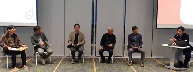 네덜란드와 독일 현지 연수를 다녀온 양돈 마이스터들이 토론을 하고 있다. 왼쪽부터 설수호 고바우농장 대표, 정해옥 동화농장 대표, 박태오 효진팜 대표, 김문조 더불어행복한농장 대표, 엄문일 설봉농장 대표, 송일환 금강축산 대표.