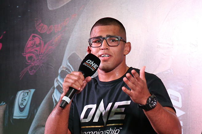 아길란 타니가 2018년 12월 원챔피언십 84 기자회견에서 말하고 있다. 사진=Group One Holdings Pte. Ltd.