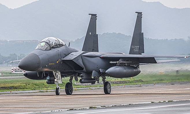 공군 F-15K 전투기가 활주로에서 이동하고 있다. 세계일보 자료사진