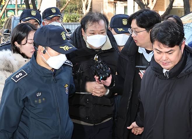 정치자금법 위반 혐의를 받는 이른바 '건진법사'로 알려진 전성배 씨가 19일 서울 양천구 서울남부지법에서 열린 구속 전 피의자 심문(영장실질심사)에 출석하고 있다. ⓒ연합뉴스
