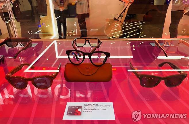 MWC 2024 퀄컴 부스에 전시된 메타-레이밴 스마트 안경 (바르셀로나=연합뉴스) 강건택 기자 = 지난달 29일(현지시간) 세계 최대 이동통신 전시회 '모바일 월드 콩그레스(MWC) 2024'가 열린 스페인 바르셀로나 피라 그린 비아의 퀄컴 부스에 전시된 메타-레이밴 스마트 안경. 2024.3.1 firstcircle@yna.co.kr