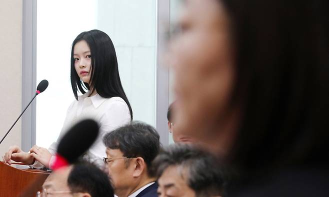 지난 10월 15일 걸그룹 뉴진스 멤버 하니가 서울 여의도 국회에서 열린 환경노동위원회 국정감사에서 김주영 어도어 대표의 답변을 듣고 있다. 뉴시스