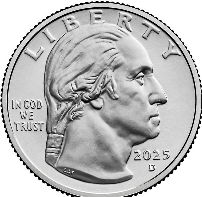 스테이시 박 밀번이 전동휠체어에 탄 모습이 새겨진 반대편에는 여느 25센트 동전과 마찬가지로 조지 워싱턴 미국 초대 대통령의 얼굴이 새겨진다./미 연방 조폐국(US Mint)