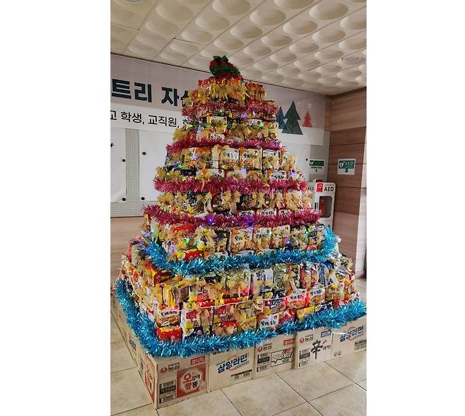 지난 20일 제주중앙중학교 중앙 현관에 세워진 '라면 크리스마스트리' (사진, 신동원 기자)