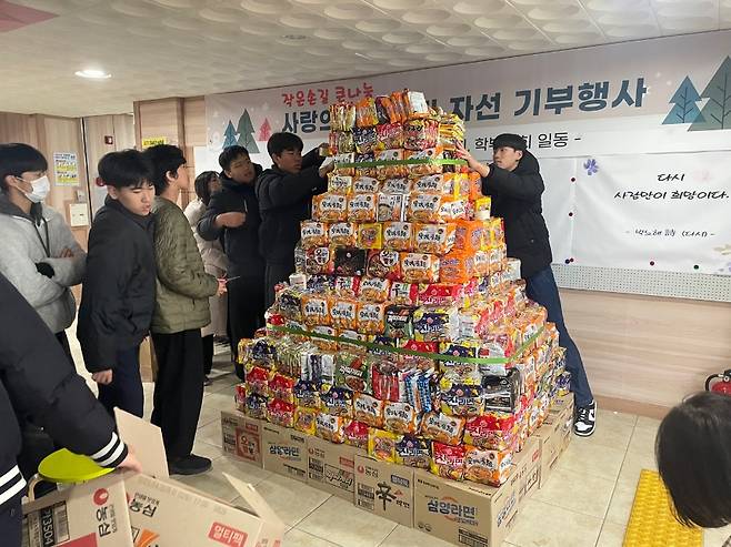 지난 20일 제주중앙중학교 학생들이 '라면 크리스마스트리'를 만드는 모습.