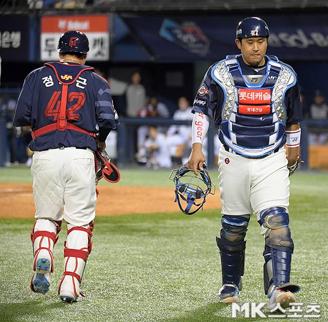 승부처에서 교체되는 유강남. 사진=천정환 기자