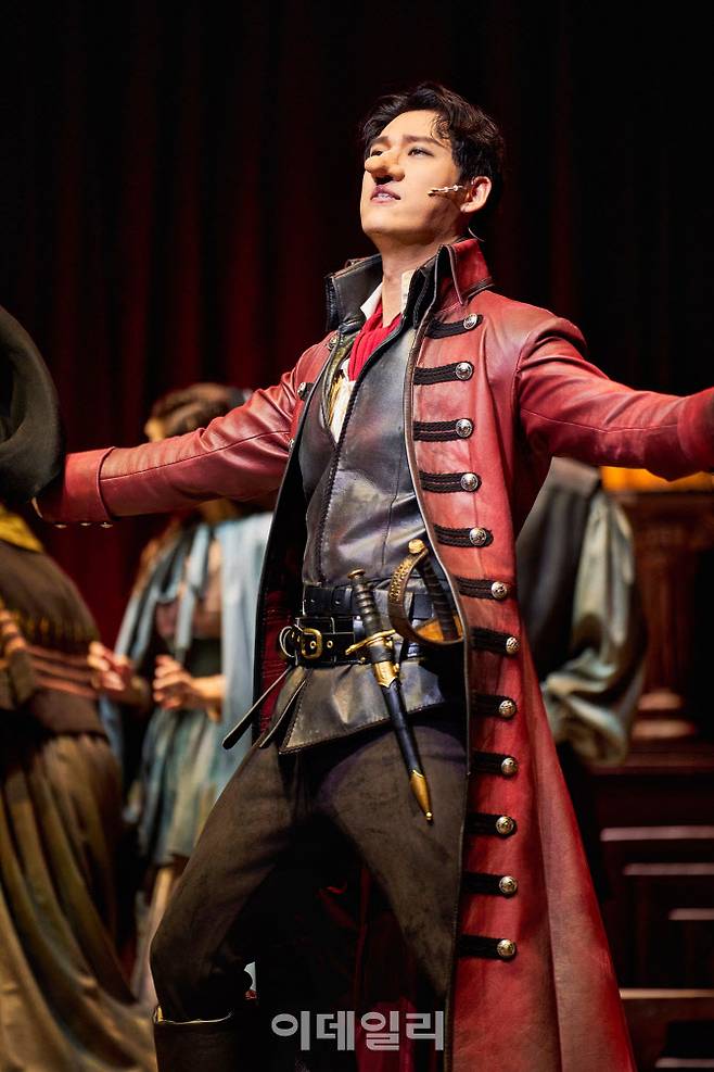 뮤지컬 ‘시라노’에 출연 중인 배우 최재림(사진=RG컴퍼니, CJ ENM)