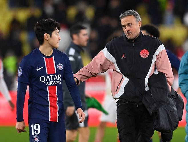 <YONHAP PHOTO-2414> Soccer Football - Ligue 1 - AS Monaco v Paris St Germain - Stade Louis II, Monaco - December 18, 2024 Paris St Germain coach Luis Enrique celebrates with Paris St Germain's Lee Kang-in after the match REUTERS/Alexandre Dimou/2024-12-19 08:17:21/
<저작권자 ⓒ 1980-2024 ㈜연합뉴스. 무단 전재 재배포 금지, AI 학습 및 활용 금지>