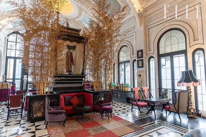 총 249개 객실에 콜로니얼 양식을 차용한 건물 곳곳은 소수민족의 유산에서 영감받은 소품으로 꾸며져 있다. 호텔 최고층에 자리한 바 압생트(Absinte)