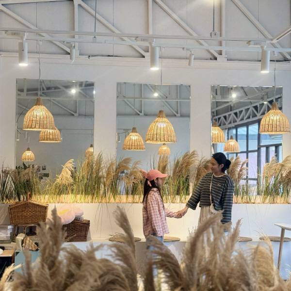 박혜은 씨와 막내 딸 이지은 양이 손을 잡고 있다. 한국장기조직기증원 제공