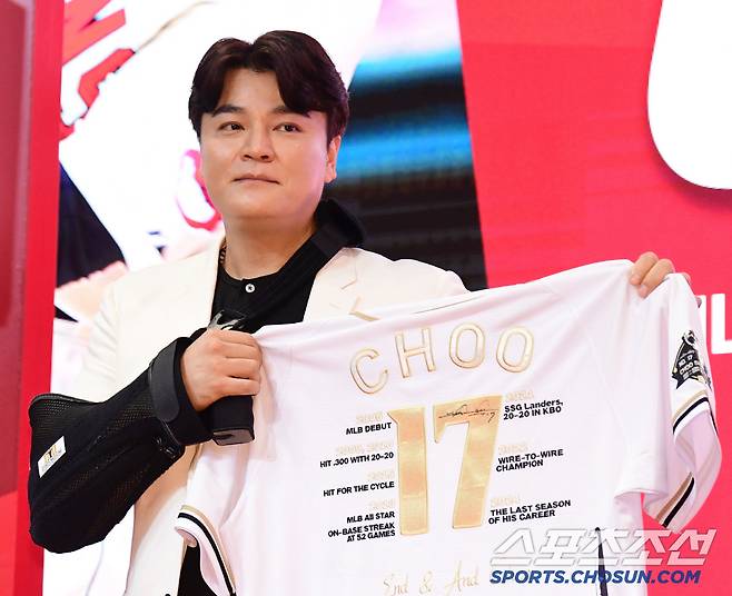7일 인천 송도 경원재 앰배서더 인천에서 SSG 랜더스 추신수의 은퇴 기자회견이 열렸다. 은퇴 기념 유니폼과 함께 포즈를 취하고 있는 추신수. 송도=송정헌 기자songs@sportschosun.com/2024.11.07/