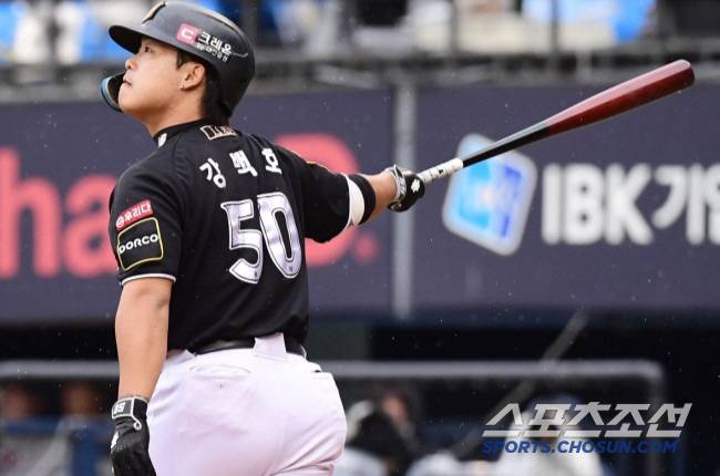 6일 잠실야구장에서 열린 LG와 KT의 준PO 2차전. 3회 1사 1, 3루 1타점 희생플라이 타구를 날리고 있는 KT 강백호. 잠실=송정헌 기자songs@sportschosun.com/2024.10.06/