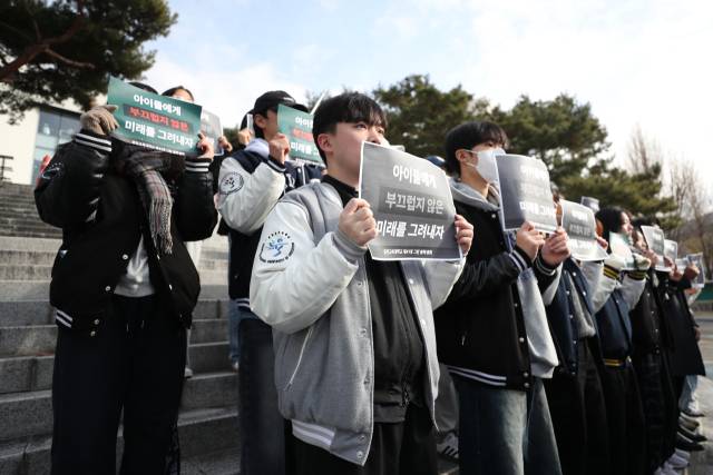 ▲11일 오후 강원 춘천교육대학교 집현관 삼거리에서 춘천교대 총학생회가 윤석열 대통령의 비상계엄 선포를 규탄하고 대통령 탄핵을 촉구하는 시국선언 기자회견을 하고 있다. ⓒ연합뉴스