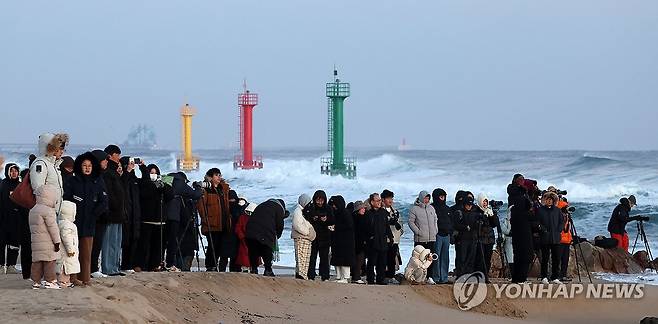 일출 기다리는 관광객들 (강릉=연합뉴스) 유형재 기자 = 2025년 새해를 열흘가량 앞둔 22일 해맞이 명소인 강원 강릉시 정동진 해변에서 관광객들이 일출을 기다리고 있다. 2024.12.22 yoo21@yna.co.kr