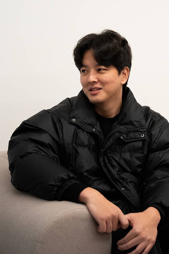 롯데 김원중이 포즈를 취하며 이야기하고 있다. 롯데 자이언츠 제공