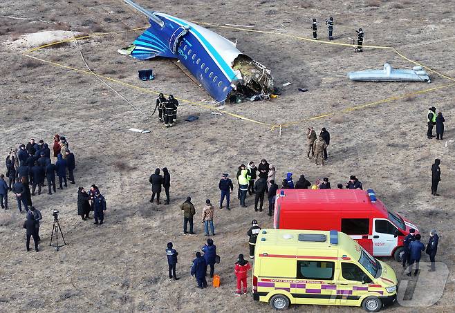 25일 오전(현지시간) 카자흐스탄 서부 악타우 인근에서 아제르바이잔 항공 여객기 추락 사고가 발생해 현장에서 구조 대원들이 구조 작업을 펼치고 있다. 2024.12.25/ⓒ 로이터=뉴스1