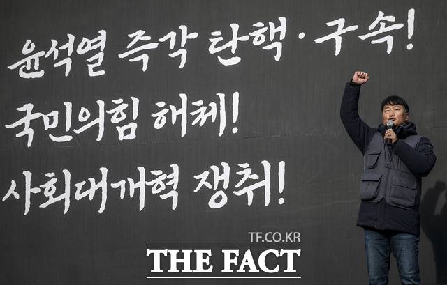 경찰이 집시법 위반 혐의로 양경수 민주노총 위원장을 오는 27일 불러 조사한다. 양경수 민주노총 위원장이 지난 12일 서울 중구 세종대로에서 열린 '내란주범 윤석열 즉각 탄핵, 구속 내란동조 국민의힘 해체' 노동자 시민대회에서 대회사를 하고 있다. /뉴시스