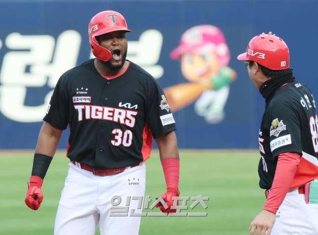 2024 프로야구 KBO 포스트시즌 삼성 라이온즈와 KIA 타이거즈의 한국시리즈(KS) 4차전 경기가 26일 오후 대구 삼성라이온즈파크에서 열렸다. 3회초 무사 만루에서 소크라테스가 2타점 적시타를 치고 1루에서 환호하고 있다. 대구=김민규 기자 /2024.10.26/