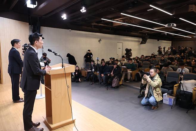 김용현 전 국방부 장관 측 공동변호인단의 이하상 변호사(연단 위 오른쪽)가 발언하고 있다. 왼쪽은 유승수 변호사. /연합뉴스(공동취재)